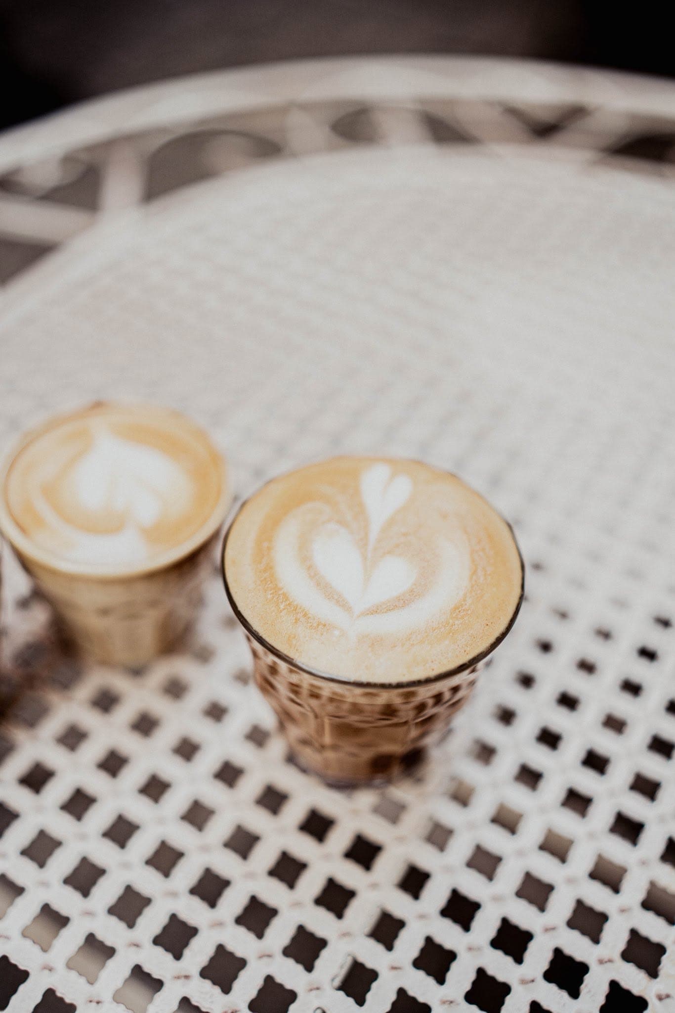 Két latte a teraszon